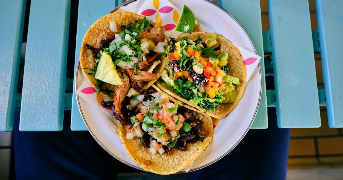 Tacos mexicanos con carne, cilantro y salsa sobre tortillas de maíz
