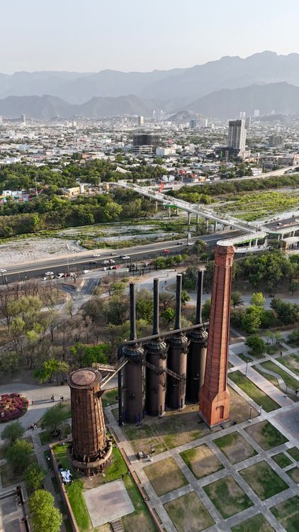 Vista aérea del Parque Fundidora en Monterrey, antigua fundidora de acero convertida en parque urbano
