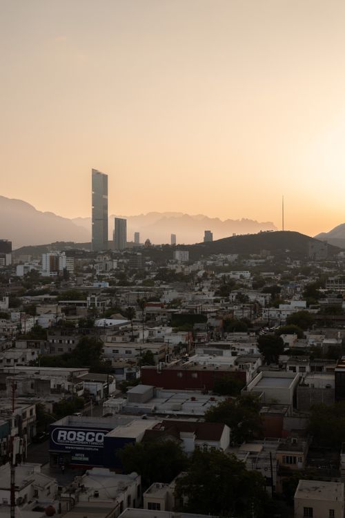 Vista panorámica de Monterrey al atardecer con el Cerro de la Silla y la Sierra Madre al fondo