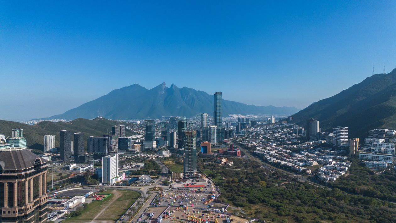 Vista aérea de Monterrey con el Cerro de la Silla al fondo y el skyline de la ciudad