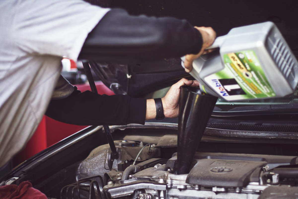Mecánico trabajando en el motor y sistema eléctrico de maquinaria pesada