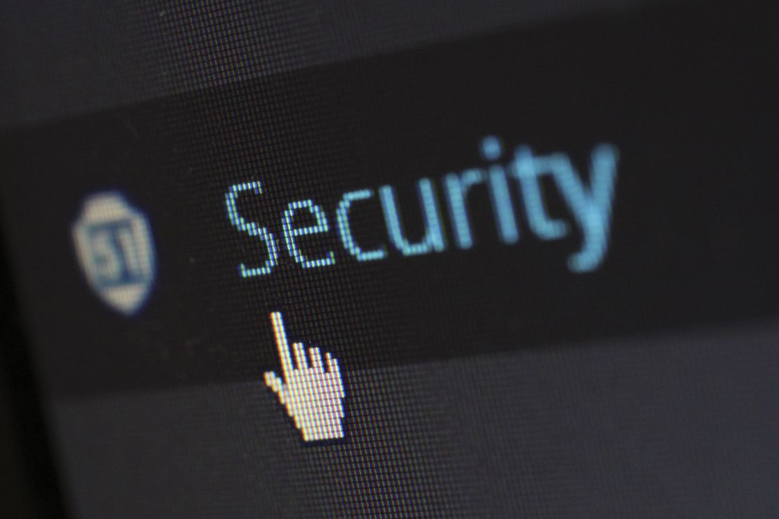 Candado digital sobre código binario que representa la seguridad de la información