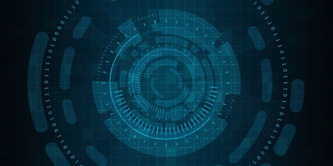 Centro de operaciones de seguridad con pantallas mostrando datos de monitoreo en tiempo real
