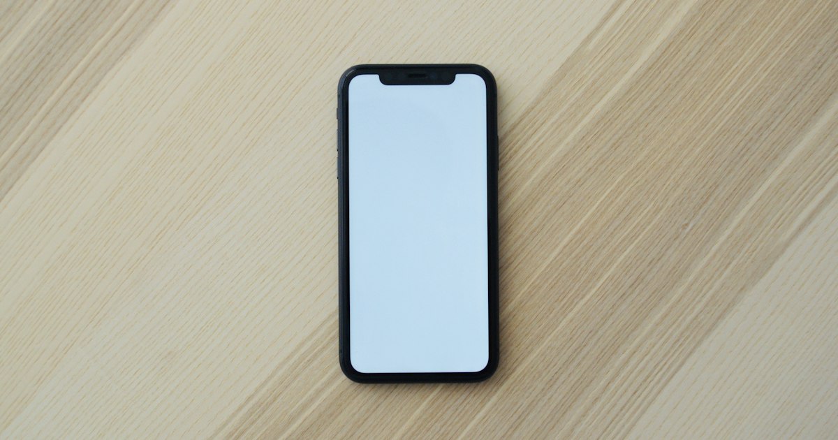 Persona controlando dispositivos del hogar desde una app en el celular