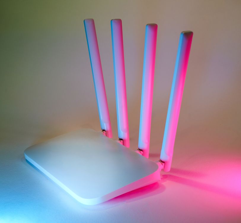 Router WiFi mesh moderno con iluminación LED en un hogar inteligente