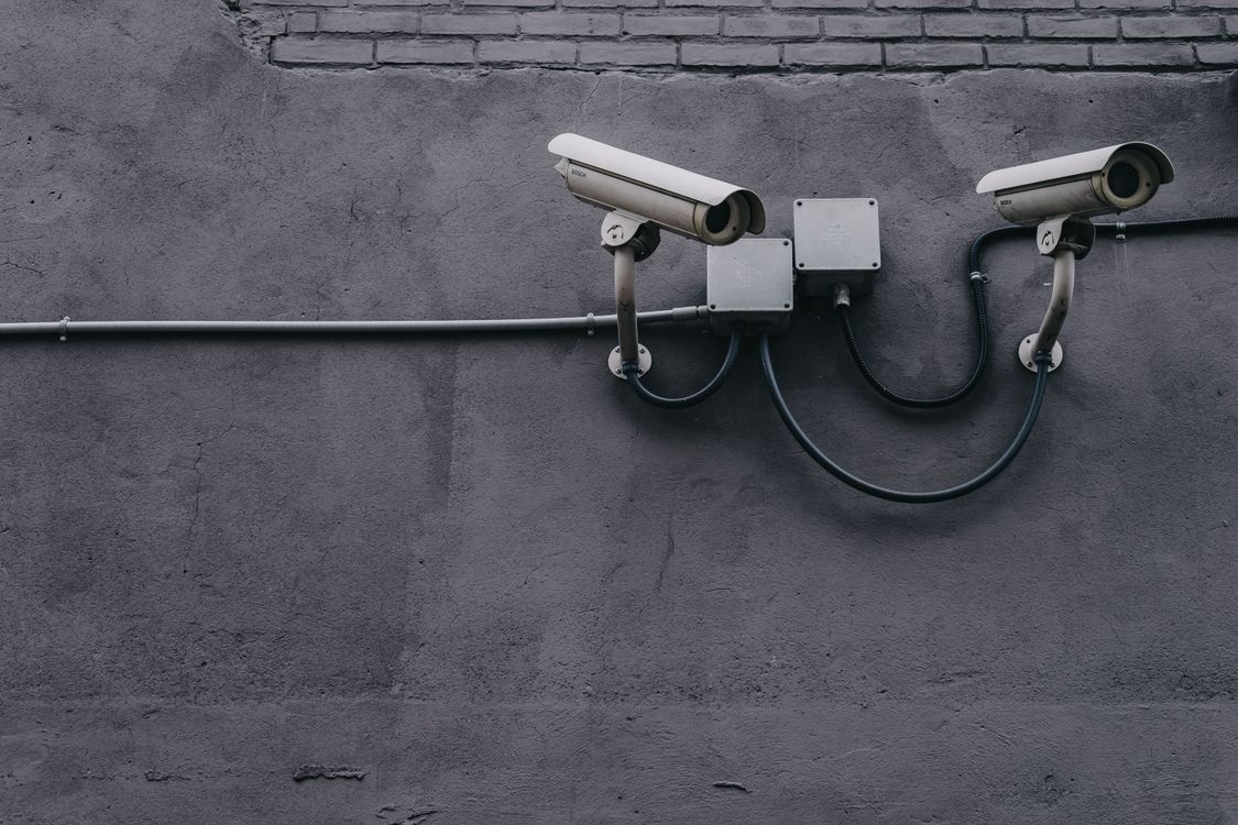 Cámara de seguridad de exterior montada en edificio urbano