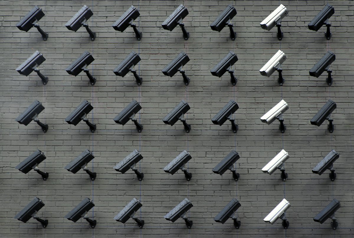 Cámara de seguridad para videovigilancia montada en una pared exterior
