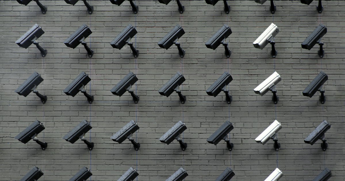 Cámara de seguridad CCTV montada en pared exterior para vigilancia urbana