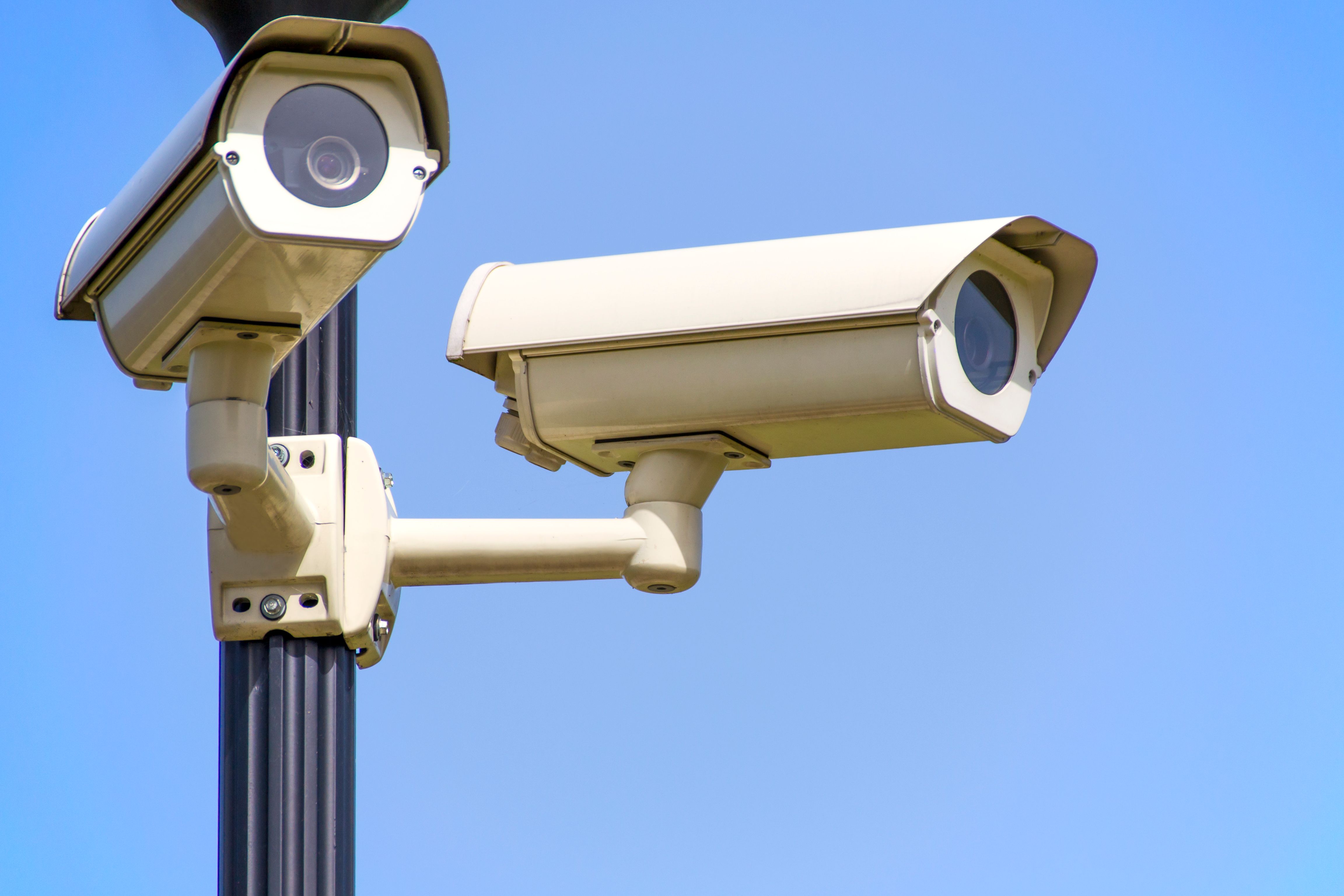 Cámara de seguridad de videovigilancia instalada en un local comercial