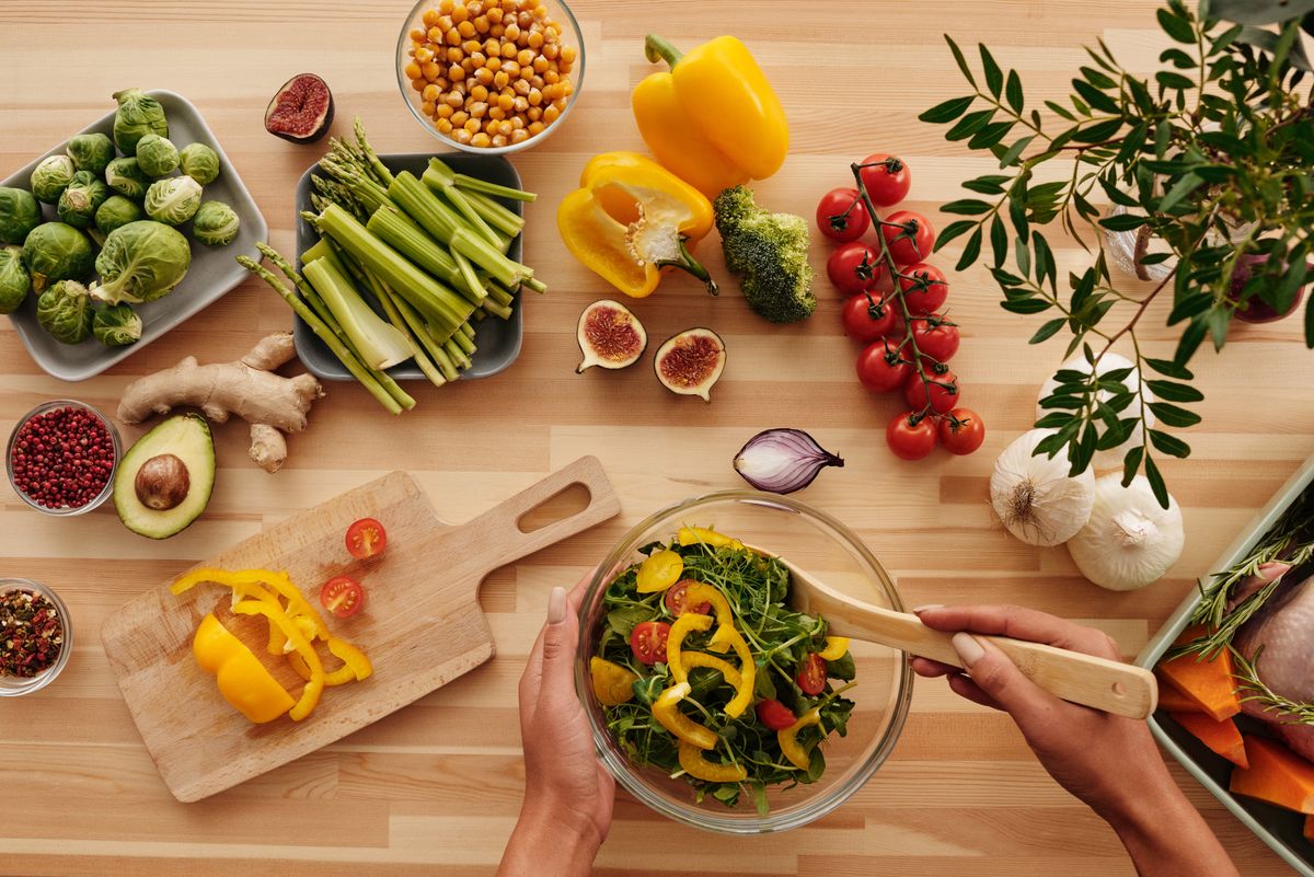 Vista superior de vegetales frescos y la preparación de una comida saludable