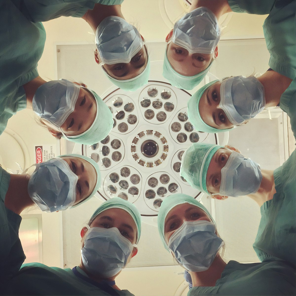 Equipo de salud tomando notas durante la revisión de un caso clínico