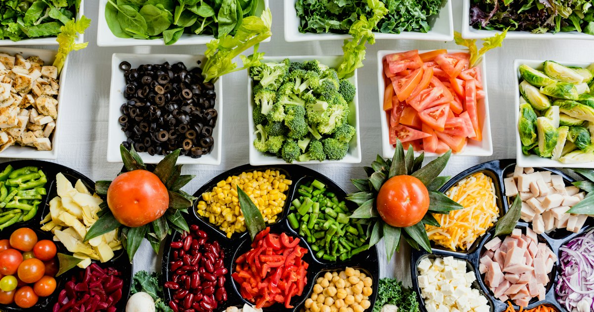 Variedad de frutas y verduras frescas dispuestas para una alimentación saludable