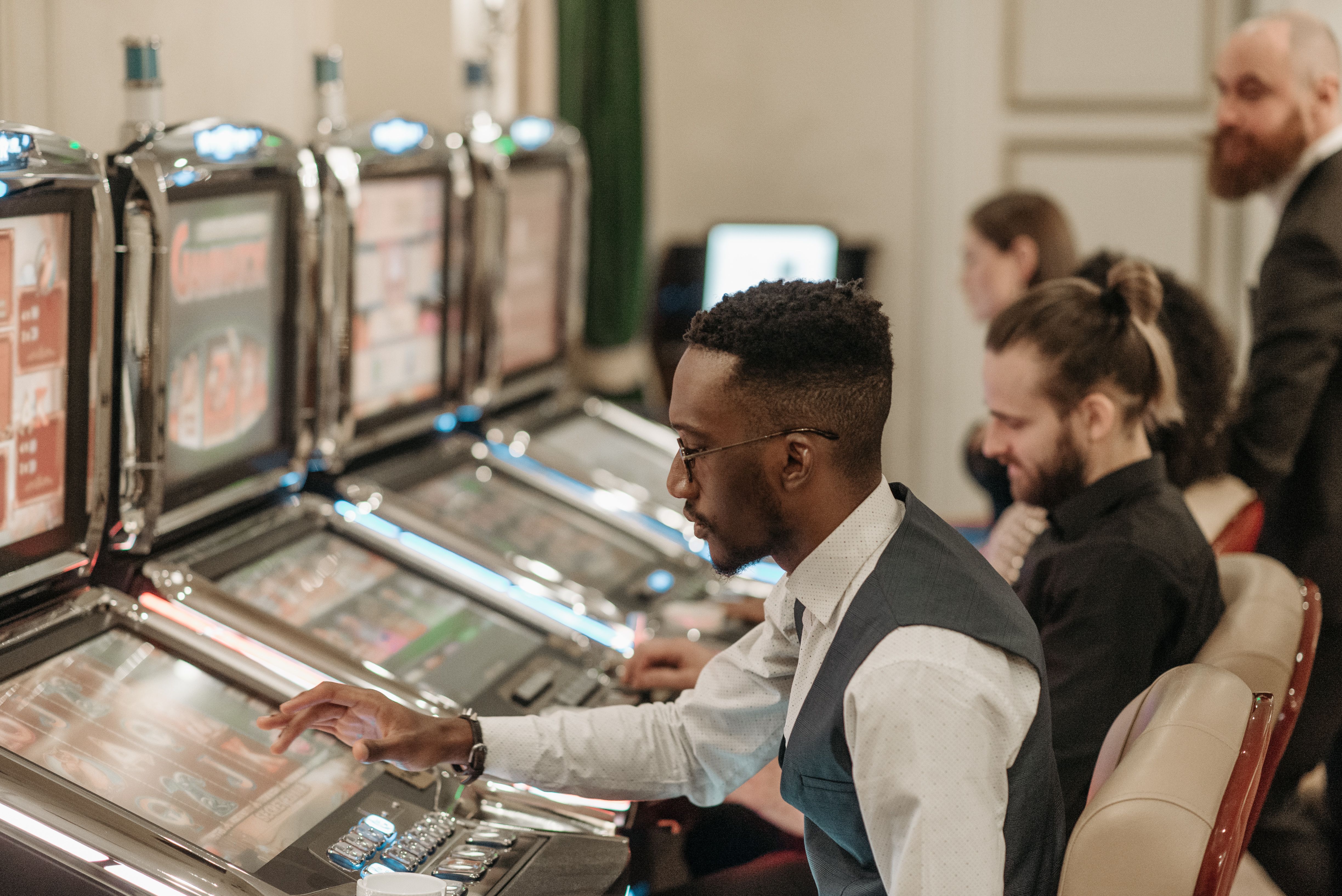 Deretan mesin slot warna-warni di kasino