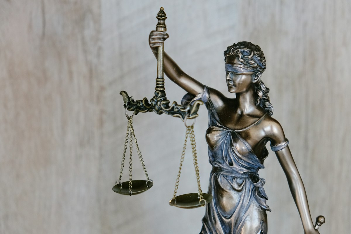 Весы правосудия как символ закона и права
