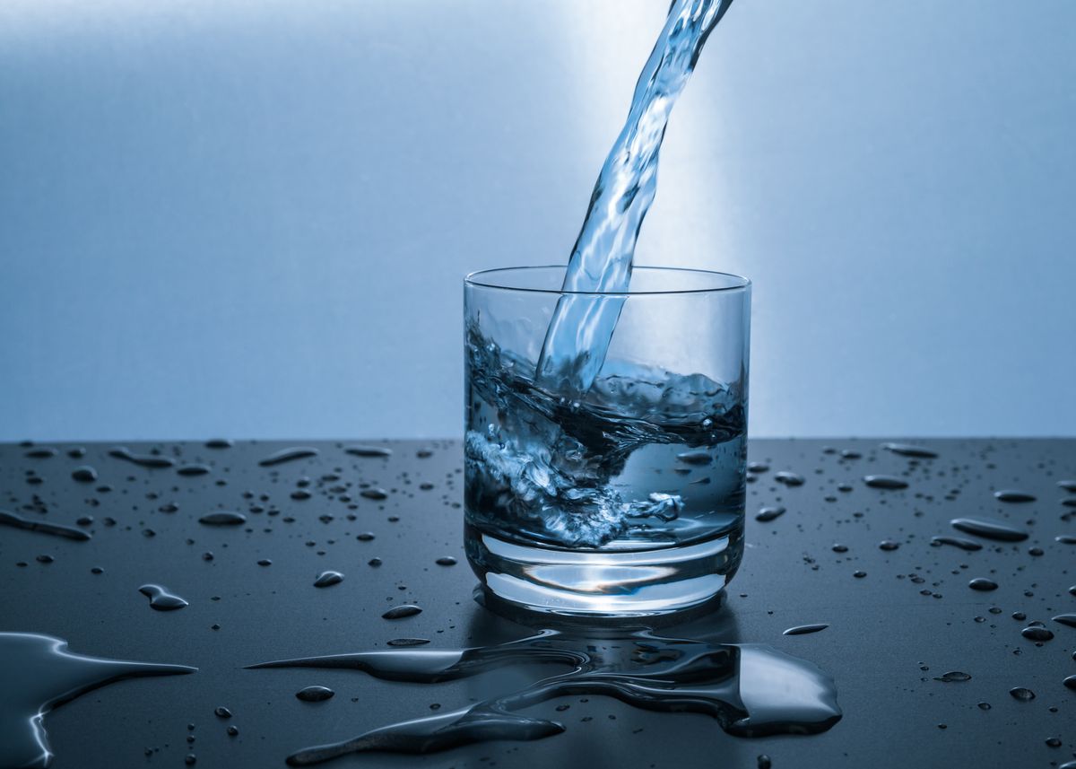 Vaso de agua cristalina esencial para la salud digestiva