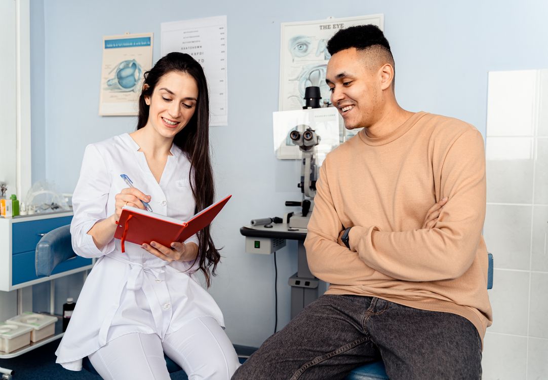 Paciente hablando con doctora en consultorio clínico