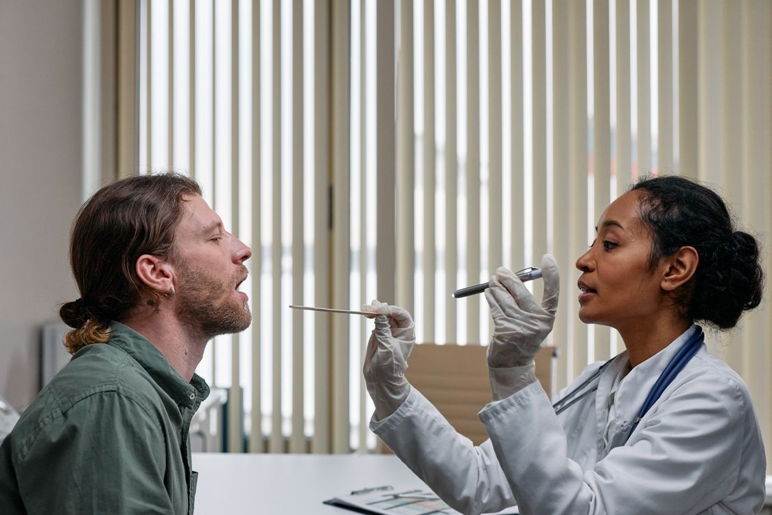 Médico realizando una valoración clínica a un paciente en el consultorio