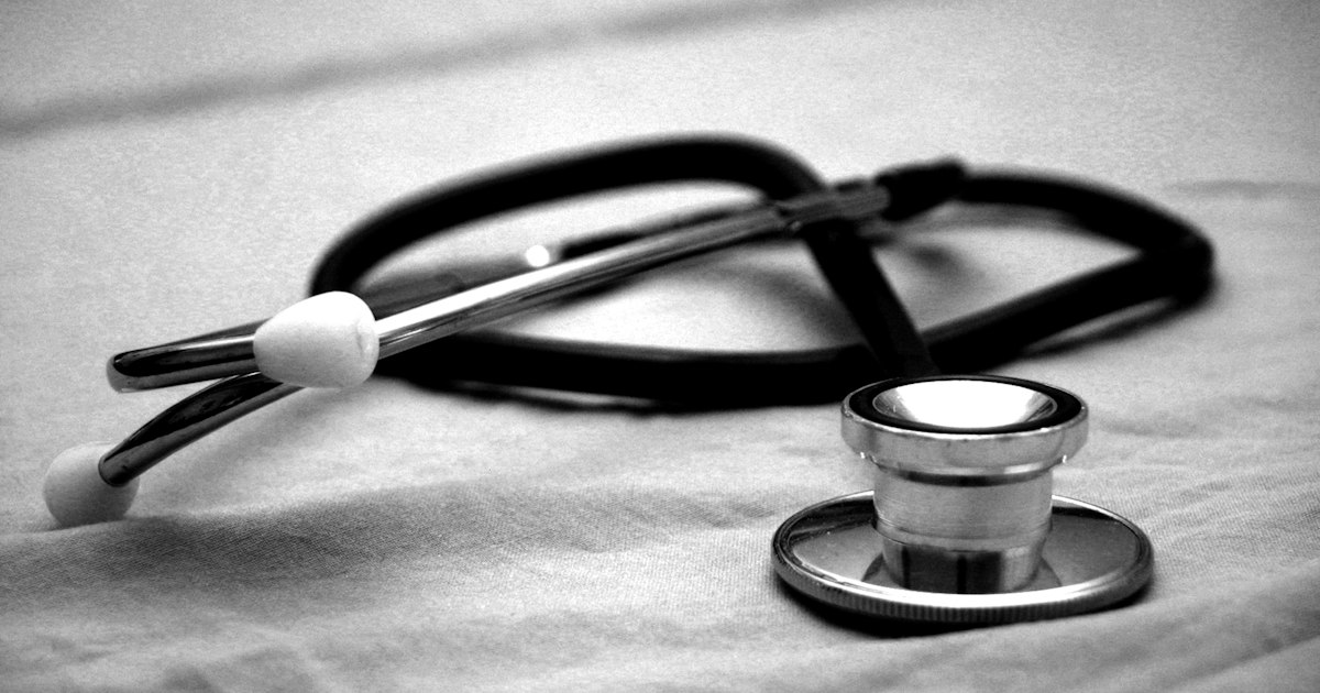 Persona relajada que transmite alivio y bienestar tras recibir tratamiento