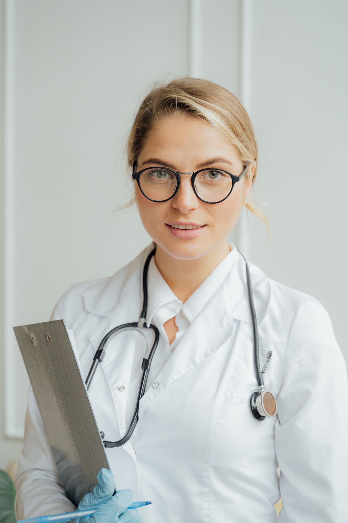 Profesional de salud en bata blanca explicando resultados a un paciente en consultorio