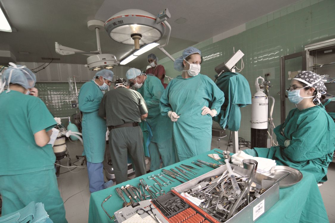 Equipo médico colaborando durante un procedimiento quirúrgico en un hospital