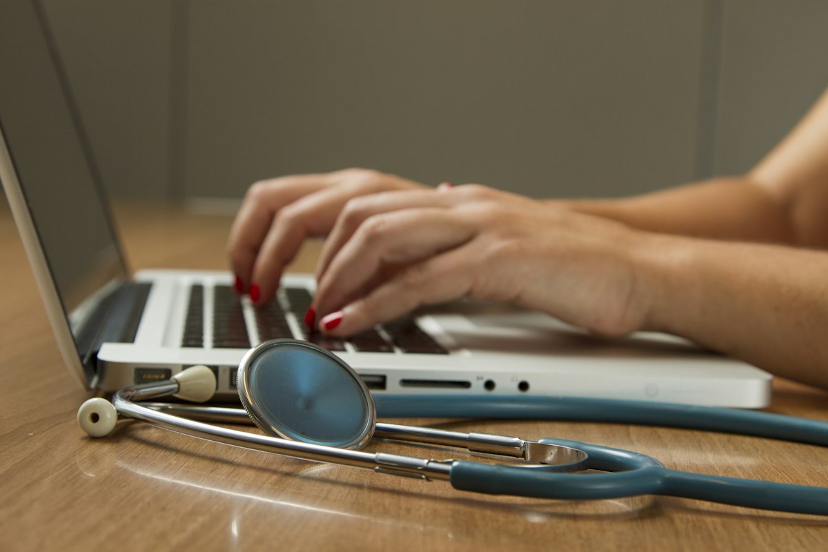 Consulta médica entre un especialista y un paciente adulto para valorar síntomas digestivos