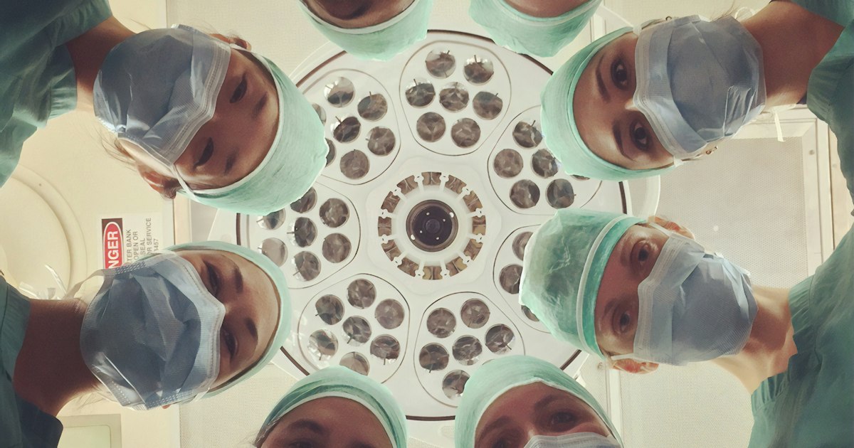 Equipo médico profesional en un hospital moderno con tecnología avanzada