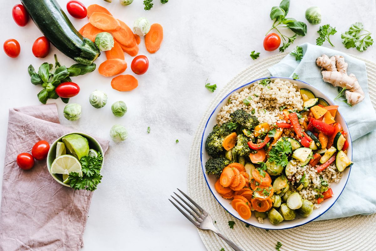 Plato saludable con ensalada de verduras frescas y granos integrales