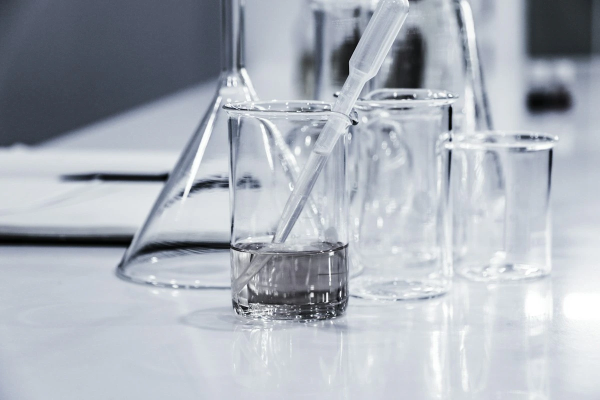 Materiais corretos para limpeza de microscópio sobre bancada de laboratório