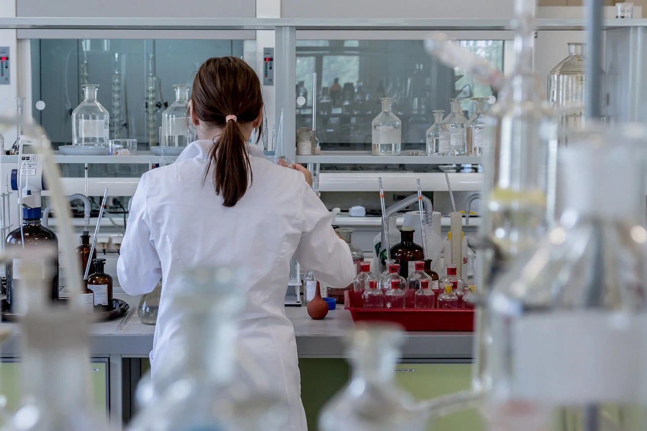 Técnico de laboratório realizando análises com equipamentos de diagnóstico
