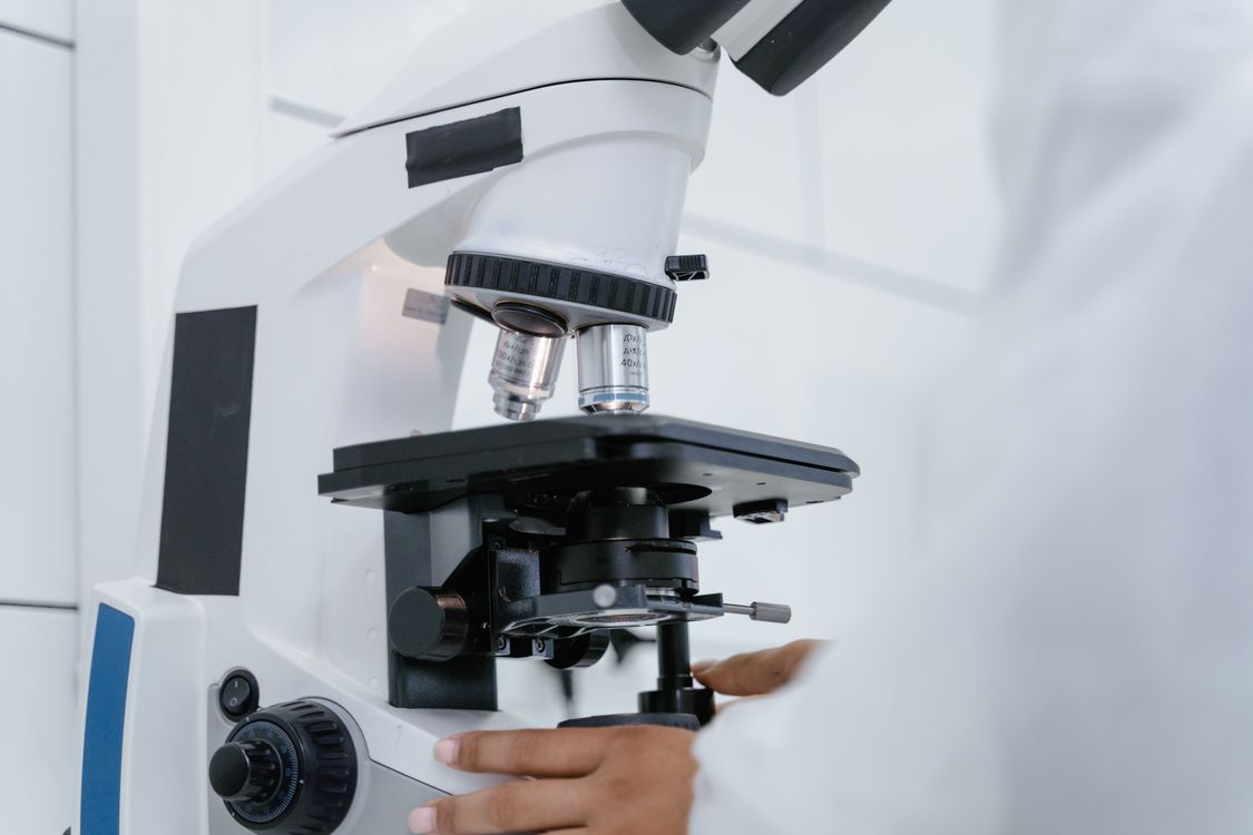 Microscópio de laboratório com iluminação LED em ambiente de pesquisa