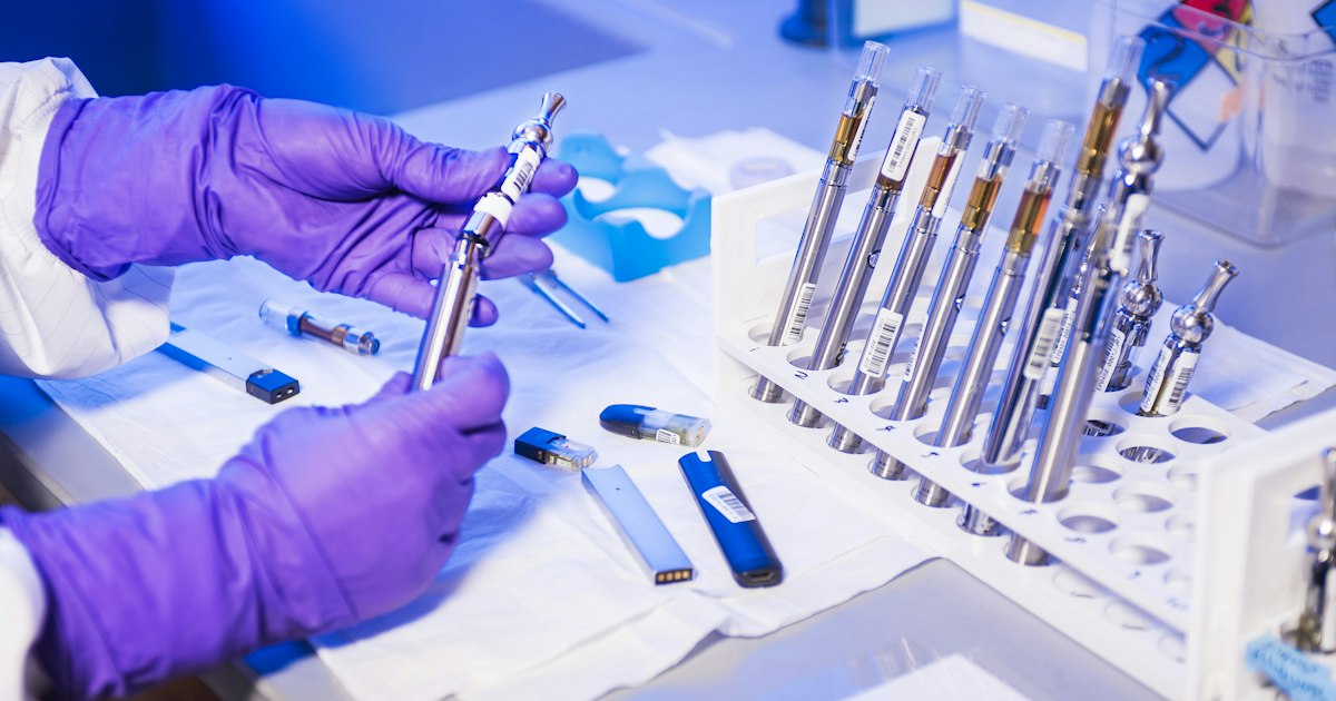 Tubos de ensaio com amostras de sangue em rack de laboratório clínico