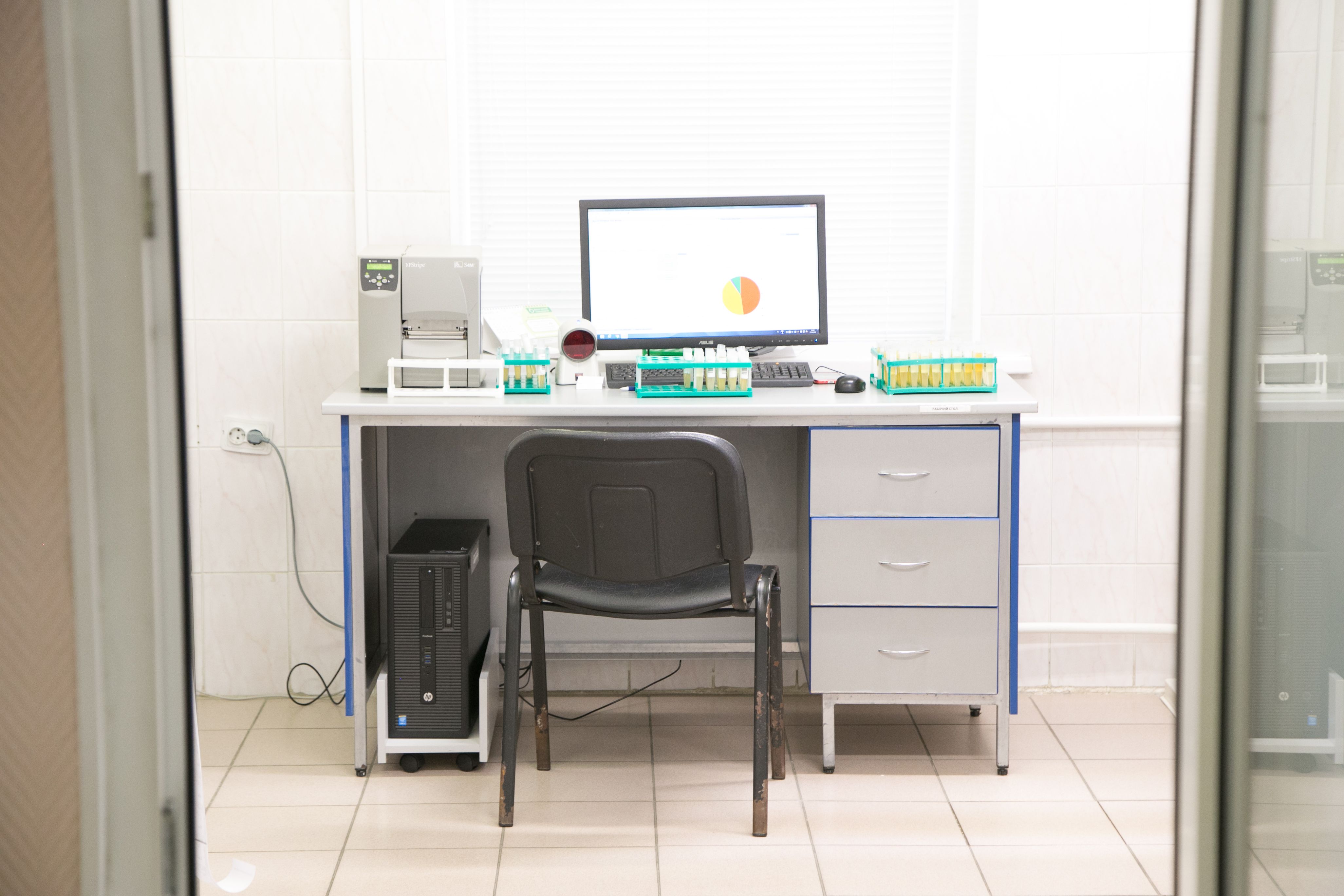 Equipamento analisador automático moderno em laboratório clínico