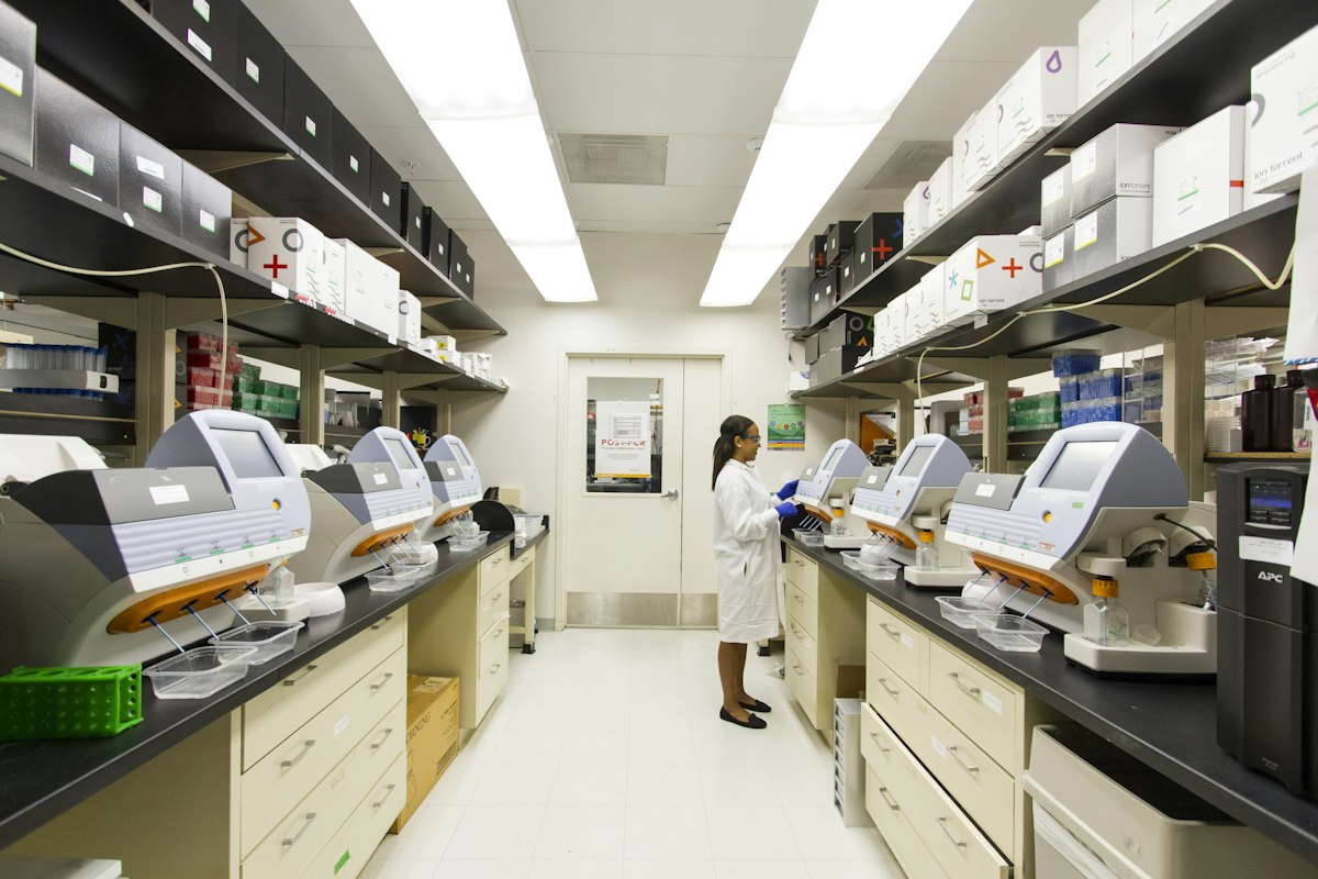 Interior de laboratório moderno com equipamentos analíticos