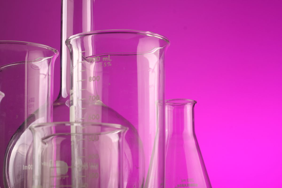 Bancada de laboratório com equipamentos científicos e vidrarias