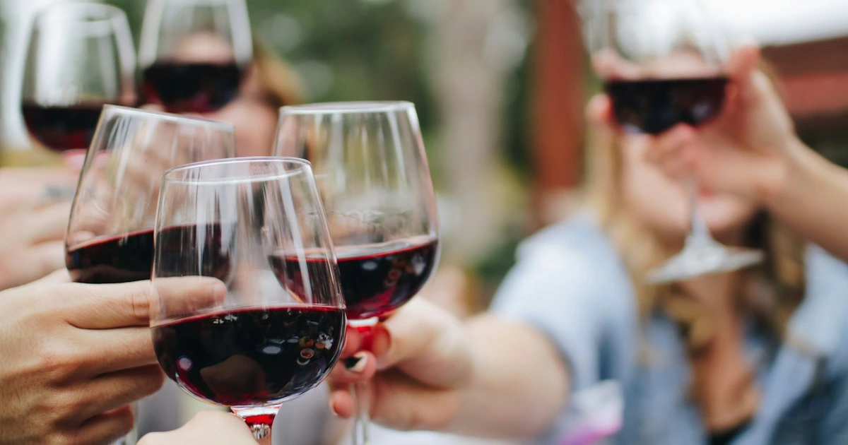 Copa de vino tinto servida sobre una mesa elegante