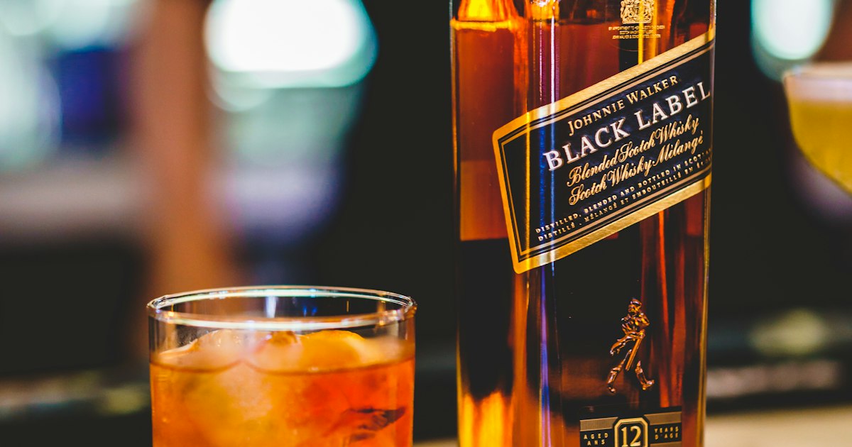 Botella de whisky premium sobre fondo oscuro, lista para compra en línea
