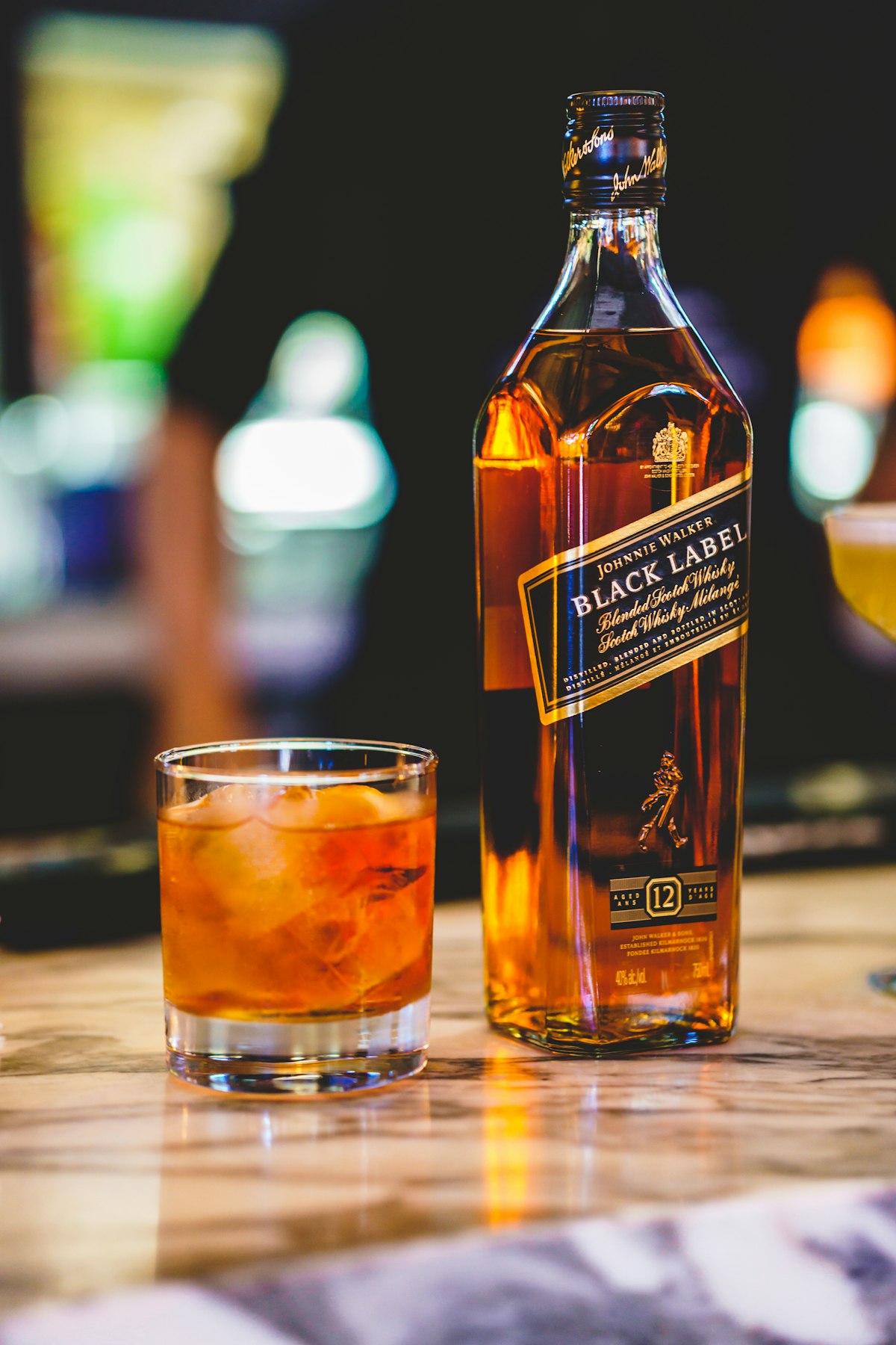 Whisky ámbar servido en vaso de cristal