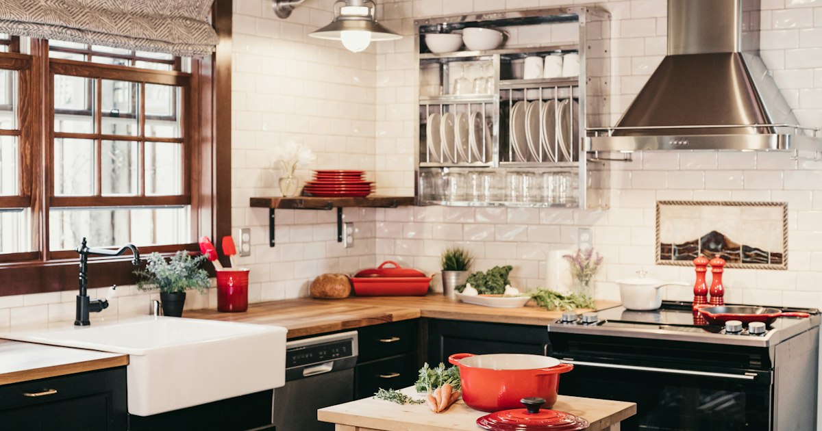 Cocina abierta al salón con barra americana y taburetes de diseño