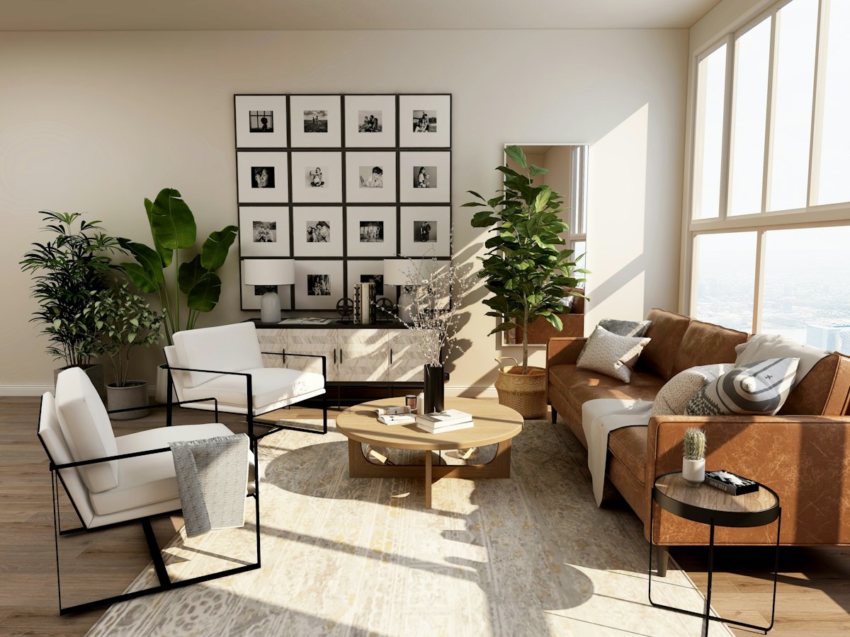 Salón de una vivienda reformada con suelo de madera y luz natural