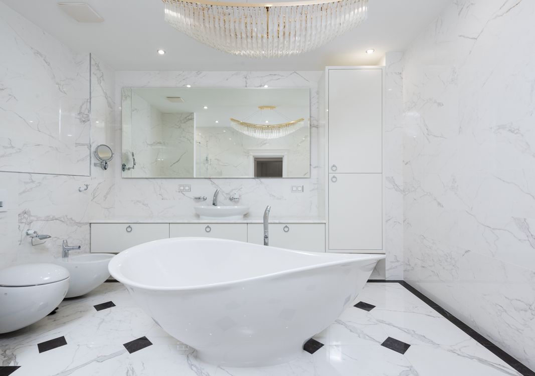 Baño moderno con paredes blancas y bañera contemporánea de diseño