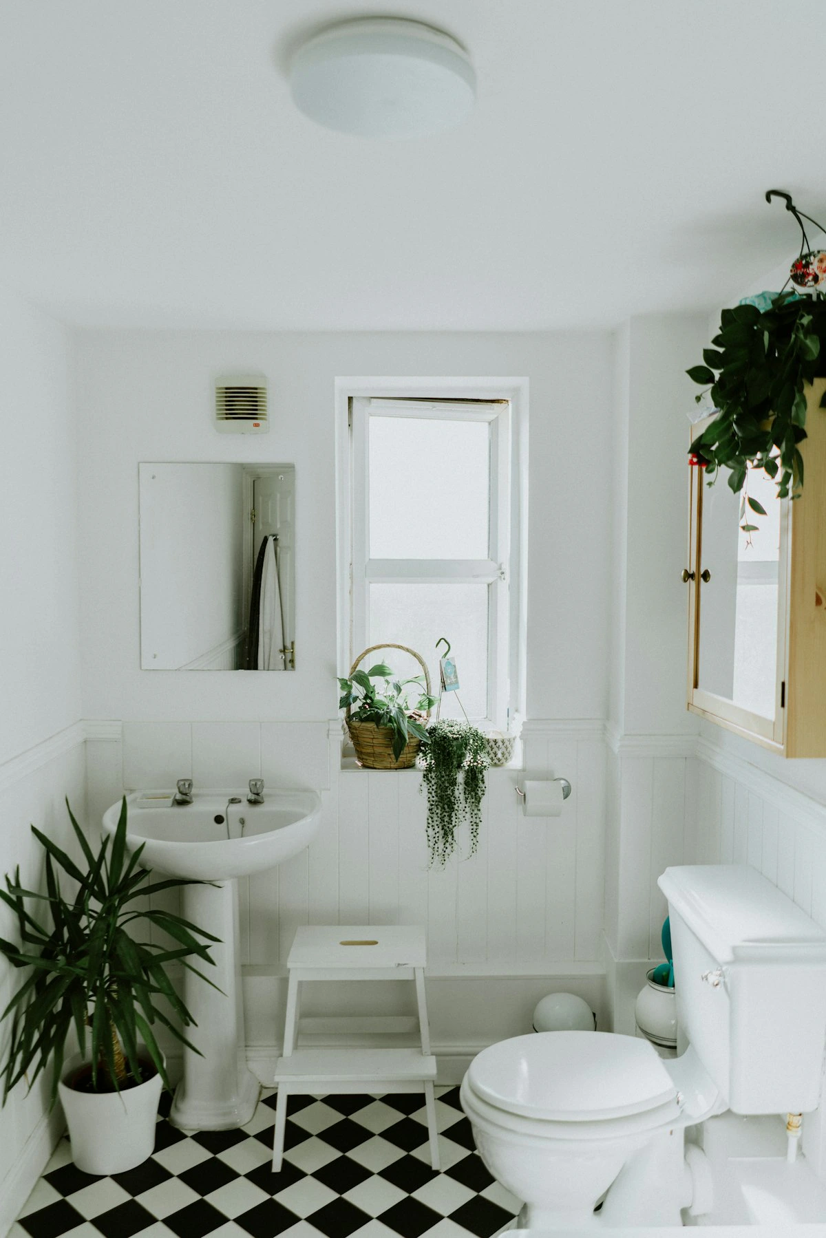 Baño moderno con azulejos de diseño tras una reforma integral