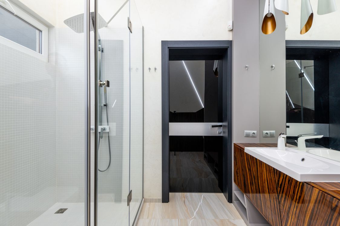 Interior de baño moderno con azulejos claros en apartamento