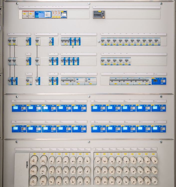 Cuadro eléctrico residencial moderno con automáticos y diferenciales etiquetados