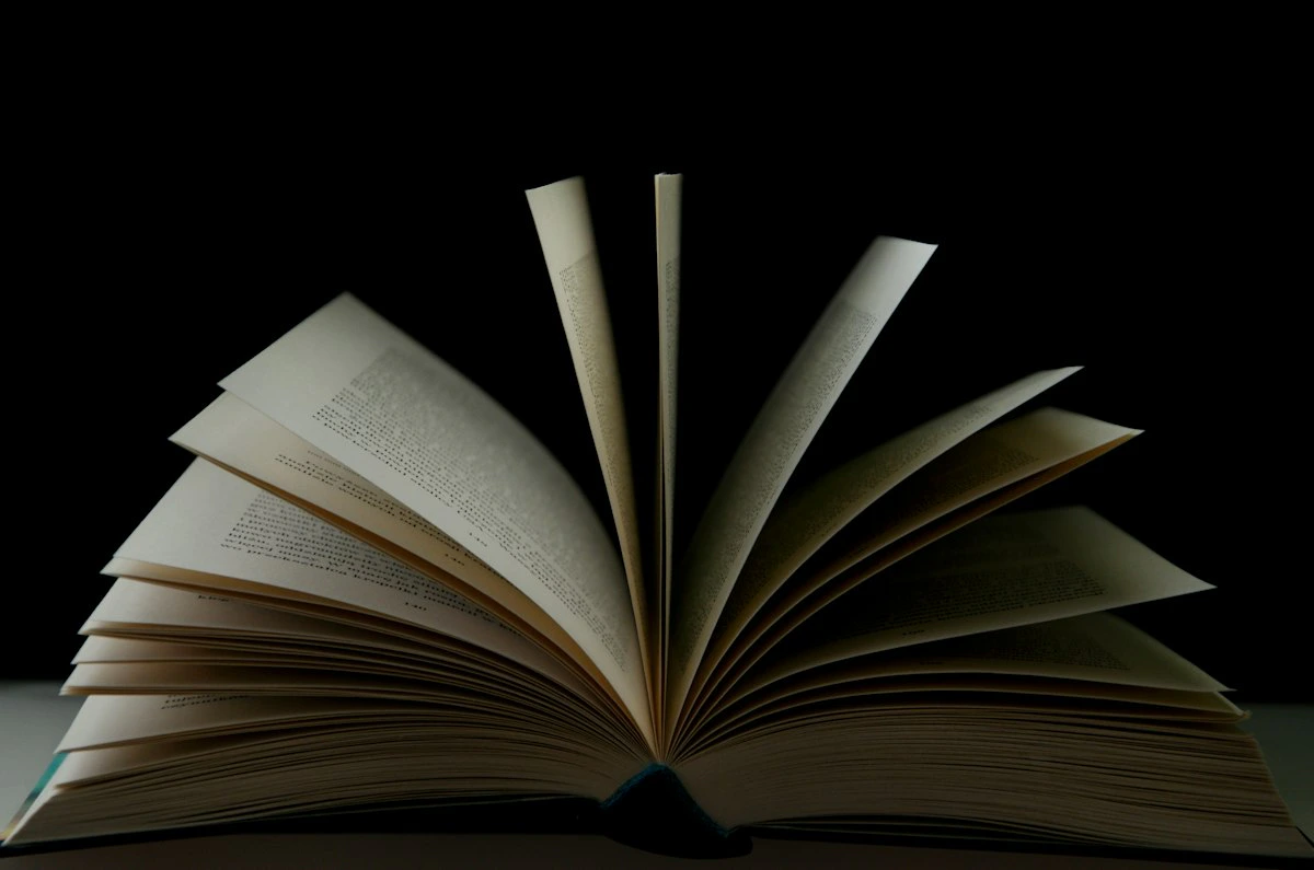 Libro antiguo abierto mostrando páginas amarillentas con tipografía clásica