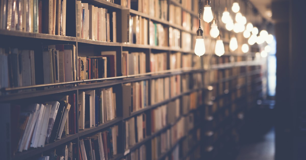 Biblioteca antigua con estanterías llenas de libros
