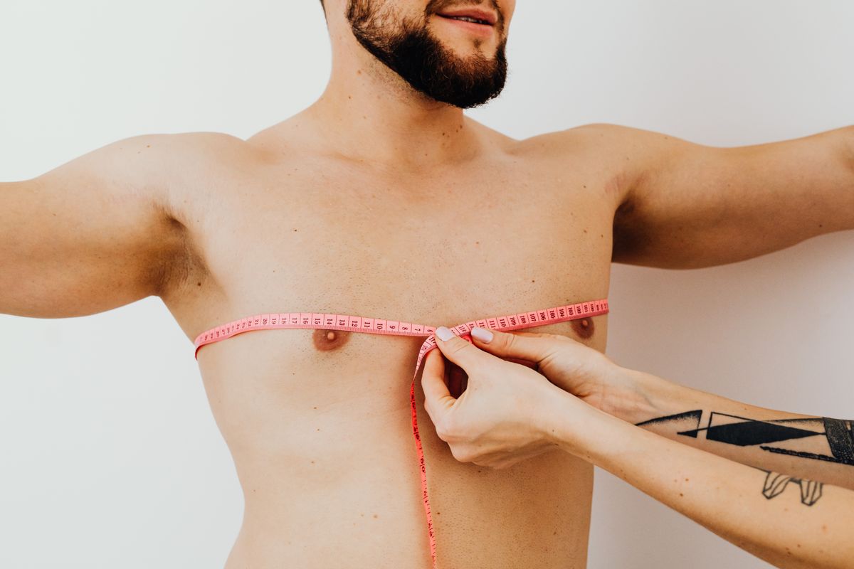 Medición del contorno de pecho con cinta métrica flexible, técnica correcta