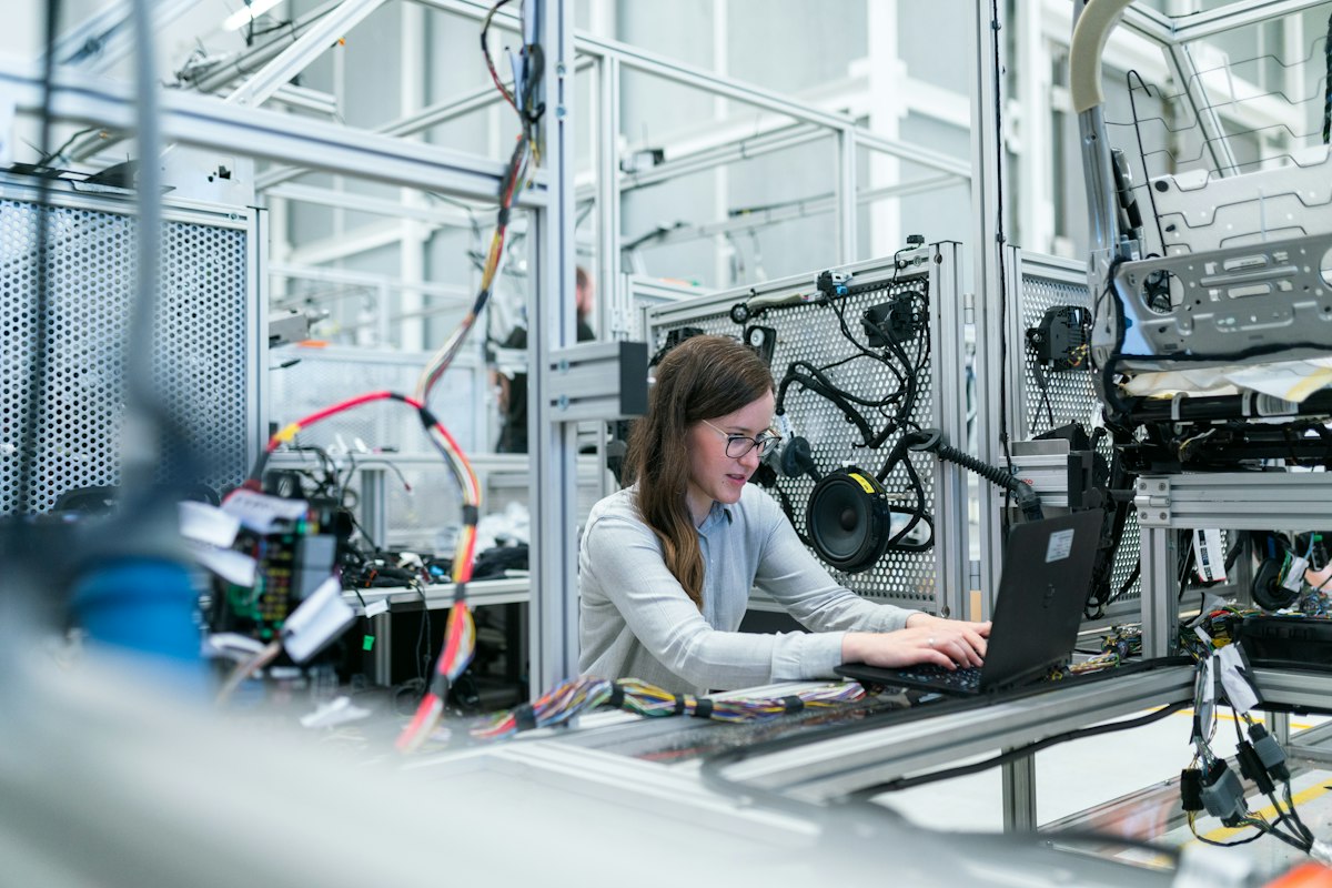 Profesional de laboratorio trabajando con equipos tecnológicos, ejemplo de carreras que unen salud y tecnología