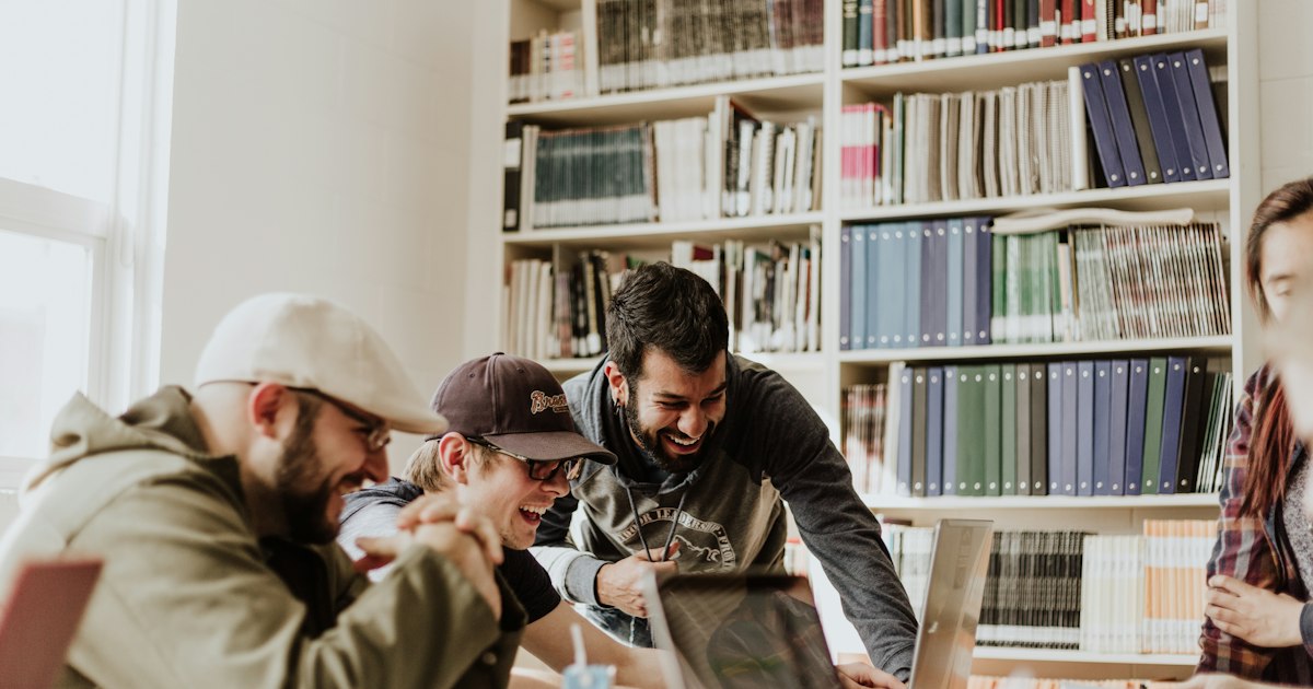 Grupo de jóvenes estudiando y revisando opciones de carrera