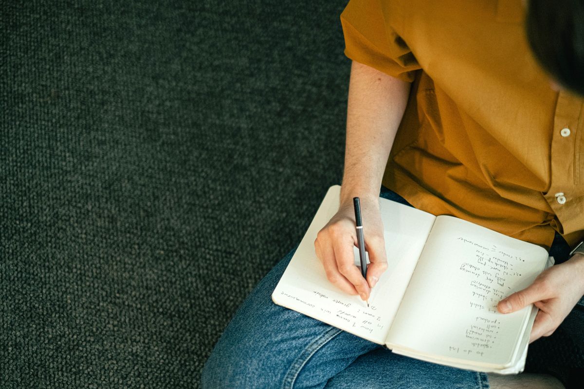 Estudiante tomando notas sobre sus fortalezas personales