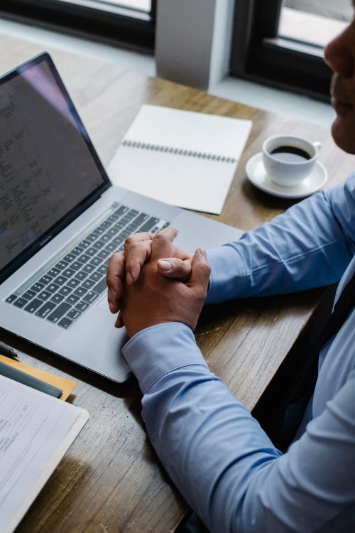 Profesional de negocios usando laptop en su lugar de trabajo